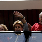 Lula (derecha), Rousseff y la esposa del expresidente, Marisa, saludan desde una ventana de la casa de la parella, en Sao Bernardo do Camopo (Brasil), el 5 de marzo.-REUTERS / PAULO WHITAKER