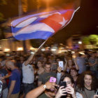 Cientos de cubanos han salido a las calles de la Pequeña Habana (Miami) para celebrar la muerte de Fidel Castro.-EFE / GASTON DE CARDENAS