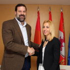 La vicerrectora de la Universidad Isabel I , Olaia Abadía García de Vicuña, y el presidente de la Asociación de Baloncestistas Profesionales (ABP), Alfonso Reyes, suscriben un acuerdo de colaboración.-ICAL