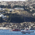 Los equipos de rescate trabajan en la zona donde ha caído el helicóptero.-AP / MARIT HOMMEDAL
