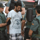 Salah El Karib custodiado por agentes de la Guardia Civil en su traslado hacia la Audiencia Nacional el pasado martes.-EFE