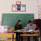 Una votante en su colegio electoral de Estambul.-TOLGA BOZOGLU