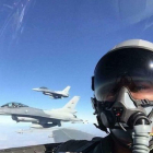 Selfi de un piloto de combate iraquí antes de bombardear Mosul.-EL PERIÓDICO