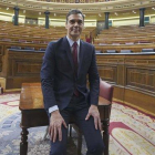 Pedro Sánchez posa en el Congreso tras ser elegido presidente de Gobierno.-DAVID CASTRO