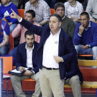 Andreu Casadevall realiza indicaciones durante un partido.-SANTI OTERO