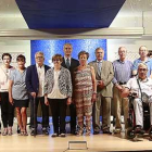 Los representantes de los proyectos beneficiarios posaron ayer para la clásica foto de familia en el salón de actos de la Fundación Cajacírculo, situado en la plaza de España.-RAÚL G. OCHOA