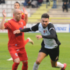Adrián se deshace de un contrario en el choque ante el Compostela.-ISRAEL L. MURILLO