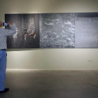 Un visitante fotografía el tríptico de dibond que refleja un momento tempestuoso del autor.-Raúl Ochoa