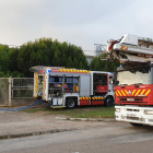Intervencion de los bomberos de Burgos en una nave de la calle Fernando Dancausa. / BOMBEROS DE BURGOS
