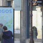 Dos personas miran el plano de la ciudad junto a las oficinas de turismo de la Junta en Burgos.-ISRAEL L. MURILLO