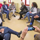 La ministra y Tudanca (centro al fondo) debatieron con compañeros del PSOE arandino y con profesionales médicos para conocer la realidad del sector.-ICAL