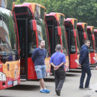 Los nuevos autobuses, reunidos ayer en el aparcamiento del campo de fútbol del Plantío.-RAÚL G. OCHOA