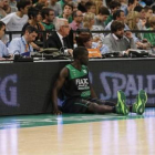 Sitapha Savané, sentado en la banda durante un partido del Joventut.-Foto: ÁLVARO MONGE