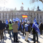 Manifestación de funcionarios de prisiones ante el Supremo, durante el juicio al procés.-DAVID CASTRO