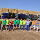 Los voluntarios participantes en esta cadena de solidaridad para trasladar paja desde Burgos a  la localidad abulense de Solosancho . ECB
