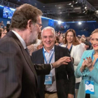 Rajoy saluda a Cifuentes, en la clausura de la convención popular, el pasado 8 de abril en Sevilla.-EFE
