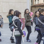 Un colectivo de madres con sus hijos duranta la clase de zumba.-SANTI OTERO