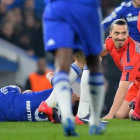 Ibrahimovic, tras cometer falta a Óscar, del Chelsea.-Foto: AFP / GLYN KIRK