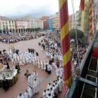 El arzobispo Fidel Herráez porta la Sagrada Forma hasta el balcón del Ayuntamiento-Israel L. Murillo