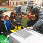 Los niños del Fernán González escuchan las explicaciones de los agentes-L. V.
