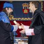 El nuevo doctor recibió su diploma de manos del rector de la UBU, Manuel Pérez Mateos.-SANTI OTERO