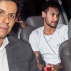 Neymar llega al hospital de Balo Horizonte para la operación junto al cirujano.-AFP / NELSON ALMEIDA