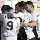 Los jugadores del Burgos CF celebran el gol que marcó Adrián Hernández ante el Arenas de Getxo.-SANTI OTERO
