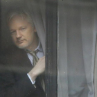 Julian Assange, en la Embajada de Ecuador en Londres.-PERIODICO (ARCHIVO / AP / KIRSTY WIGGLESWORTH)