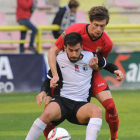 Adrián controla el balón de espaldas a la portería del Todelano.-ISRAEL L. MURILLO