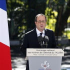 Hollande, durante su discurso en la ceremonia de homenaje a las víctimas del atentado del Paseo de los Ingleses, en Niza.-EFE / SEBASTIEN NOGIER
