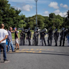 Imagen de archivo de integrantes del Cuerpo de Policía Nacional Bolivariana (CPNB) vigilan en una calle durante una manifestación de apoyo a un grupo de militares-EFE