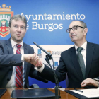 Javier Lacalle y Pedro Pisonero, ayer, tras la firma del convenio para propiciar ayudas a las pequeñas empresas de Burgos.-RAÚL G. OCHOA