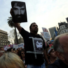 Un manifestante sostiene la foto de Santiago Maldonado, manifestante desaparecido durante unas protestas de apoyo a los indios mapuches.-MARCOS BRINDICCI (REUTERS)