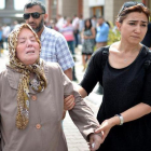 Familiares lloran la muerte de sus seres queridos mientras esperan la entrega de sus cuerpos en una morgue en Estambul.-EFE