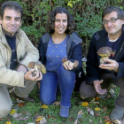 Pablo Martín, María Hernández y Andrés Oria muestran unos ejemplares de boletus edulis.-REPORTAJE GRÁFICO: M. BRÁGIMO