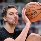 Par Gasol, en un calentamiento con los Milwaukee Bucks.-EFE / DARREN ABATE