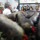 Da Silva durante la clase magistral en la fábrica de Embutidos Cardeña con las morcillas esperando en la repisa.-RAÚL G. OCHOA