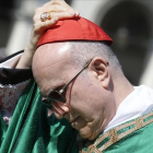 El cardenal Tarcisio Bertone, durante una misa celebrada en junio por el para Francisco en la plaza Vittorio Veneto de Turín.-LUCA BRUNO / AFP