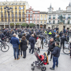 Cientos de ciclistas se manifestaron el domingo contra la ordenanza de Movilidad. SANTI OTERO