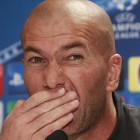 Zidane, durante la rueda de prensa previa al encuentro entre el Legia y el Madrid.-AP / CZAREK SOKOLOWSKI
