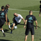 Zidane, en el centro de un rondo durante el entrenamiento de este sábado.-JUAN CARLOS HIDALGO / EFE