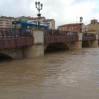 El río Ebro fue descendiendo poco a poco su caudal mientras los operarios municipales analizaban los daños.-MARCO REMÓN