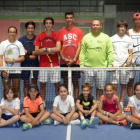 El entrenador de tenis Cristiano Oliveira (C), acompañado por varios de sus alumnos.-ICAL