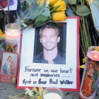 Los fans del actor Paul Walker le rinden homenaje en el lugar donde se produjo el accidente mortal, en Santa Clarita (California), el pasado 29 de septiembre.-AP / ROBYN BECK
