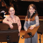 La pianista Natalia González Saiz (i.) y la soprano Alicia Amo, ayer, en el descanso de un ensayo del concierto que darán hoy en el Conservatorio.-Israel L. Murillo