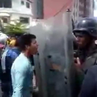 Un joven reta a la policía chavista: "¿Me vas a matar porque tengo hambre?".-