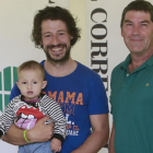 Diego Martín, con su hija Iria en brazos, y Juanjo Gandía, son miembros del movimiento Slow Food en Burgos.-RAÚL G. OCHOA