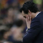 Unai Emery se lamenta al finalizar el partido.-AP / MANU FERNÁNDEZ