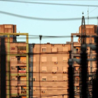 Una planta eléctrica junto a un bloque de edificios en Buenos Aires.-REUTERS / MARCOS BRINDICCI
