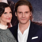 Daniel Brühl y Felicitas Rombold, el pasado abril en Berlín.-